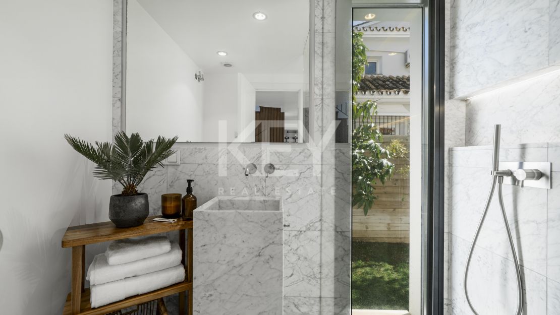 Villa contemporánea en comunidad cerrada de Parcelas de Golf en Nueva Andalucía, Marbella