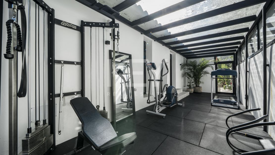 Villa contemporánea en comunidad cerrada de Parcelas de Golf en Nueva Andalucía, Marbella