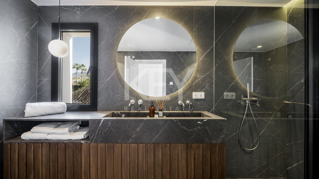 Villa contemporánea en comunidad cerrada de Parcelas de Golf en Nueva Andalucía, Marbella