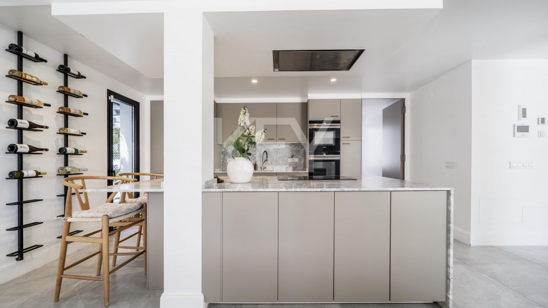 Villa contemporánea en comunidad cerrada de Parcelas de Golf en Nueva Andalucía, Marbella