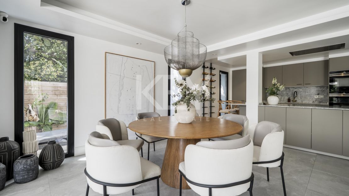 Villa contemporánea en comunidad cerrada de Parcelas de Golf en Nueva Andalucía, Marbella
