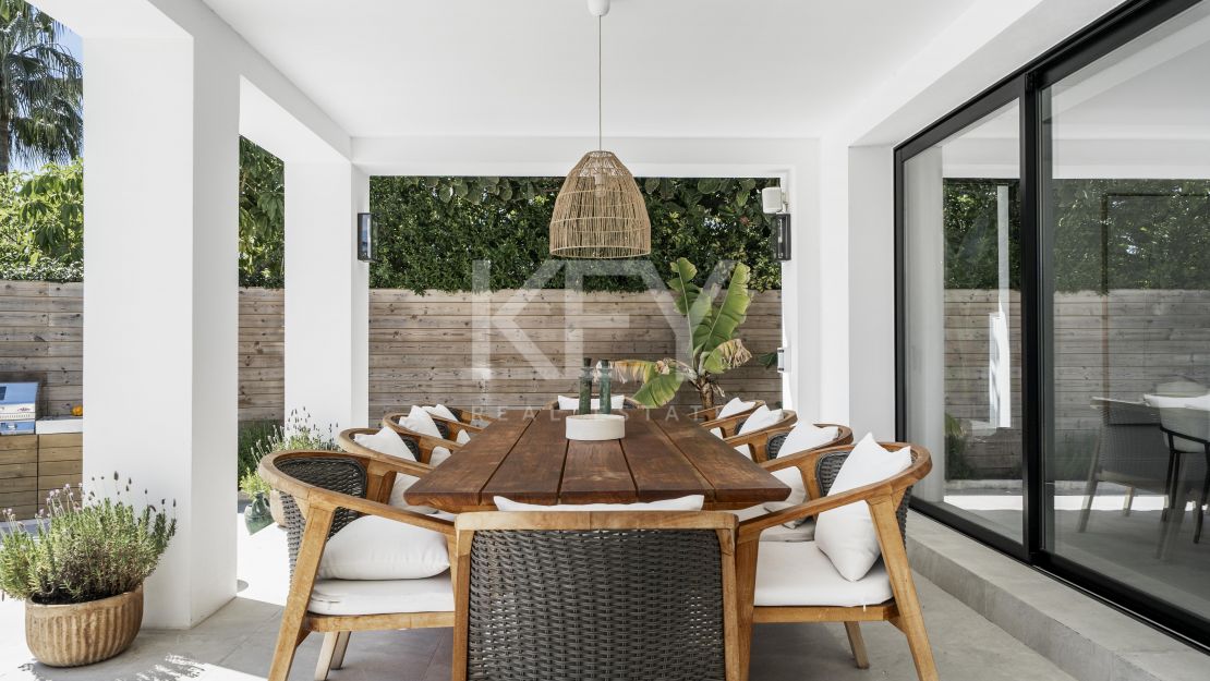 Villa contemporánea en comunidad cerrada de Parcelas de Golf en Nueva Andalucía, Marbella