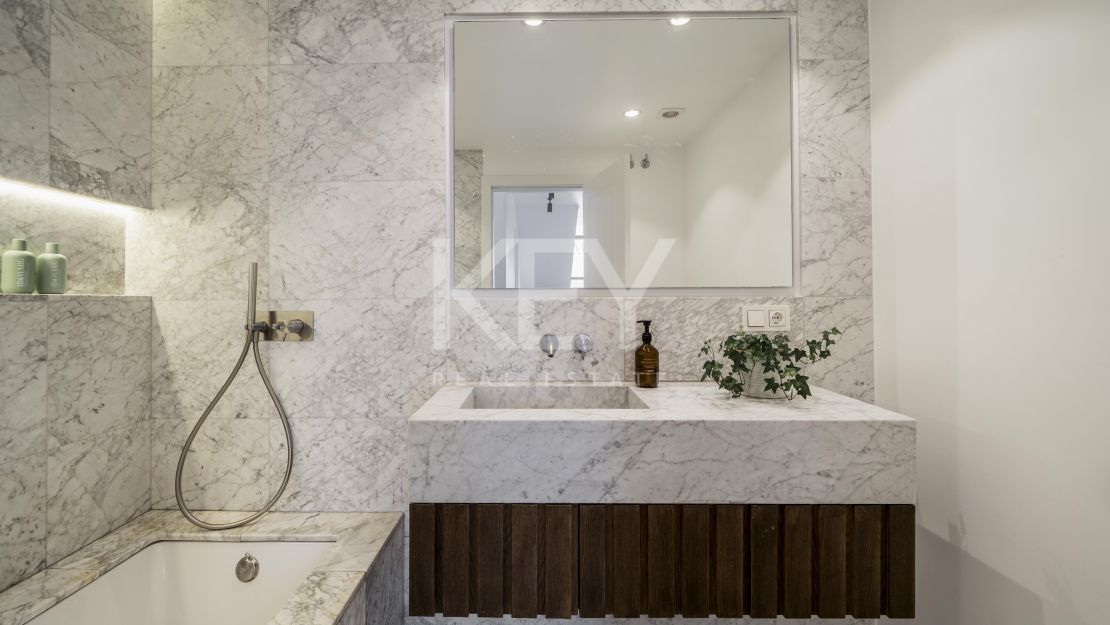 Villa contemporánea en comunidad cerrada de Parcelas de Golf en Nueva Andalucía, Marbella