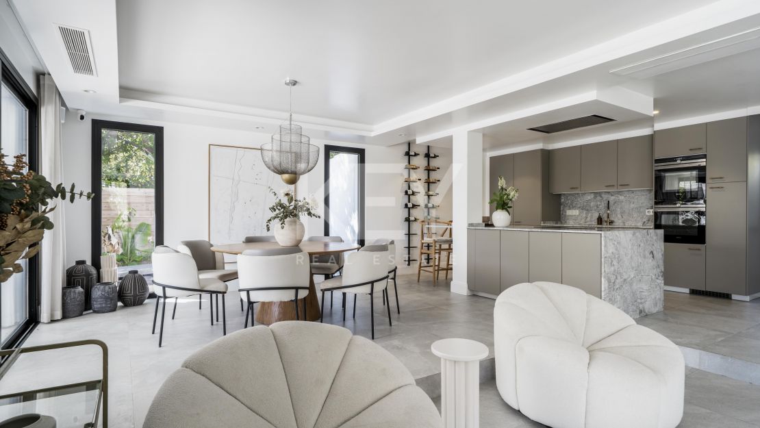 Villa contemporánea en comunidad cerrada de Parcelas de Golf en Nueva Andalucía, Marbella