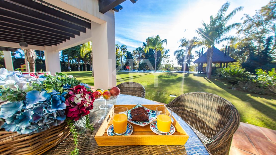 Villa de golf en primera línea a pasos de la playa en Guadalmina Baja