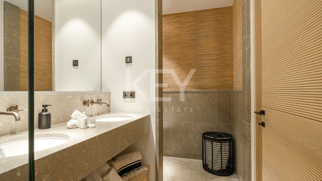 Luxurious first-floor apartment – exclusive living with concierge services in Finca Cortesin, Casares