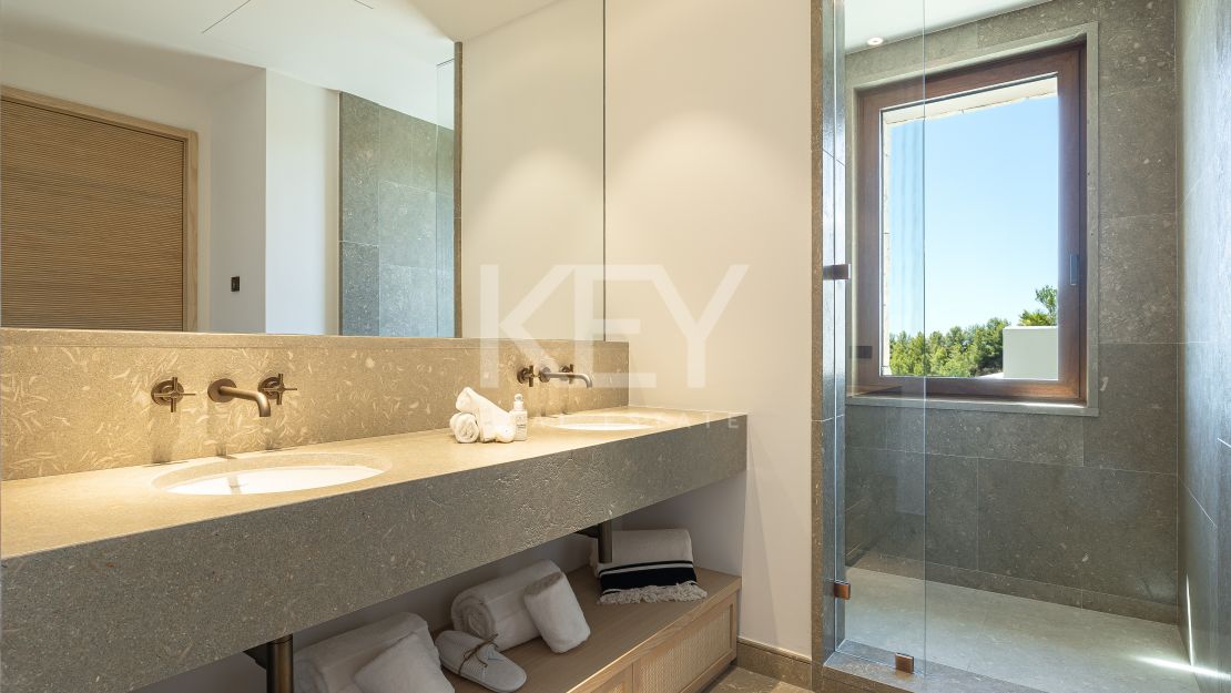 Luxurious first-floor apartment – exclusive living with concierge services in Finca Cortesin, Casares