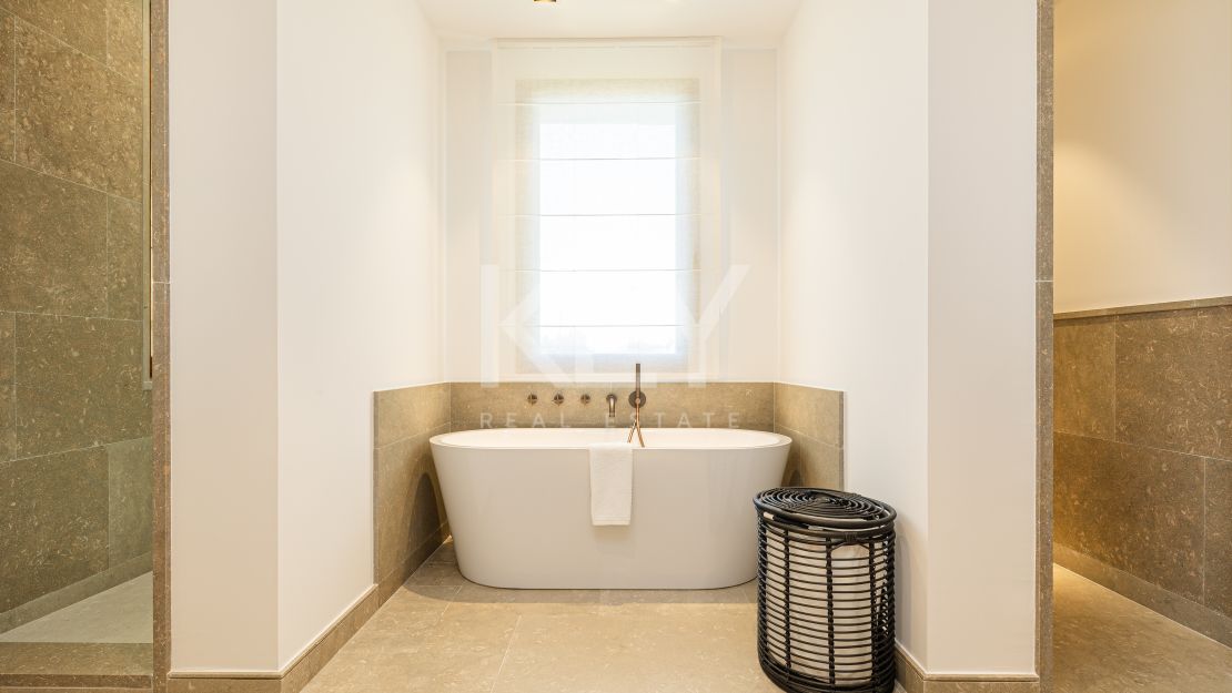 Luxurious first-floor apartment – exclusive living with concierge services in Finca Cortesin, Casares