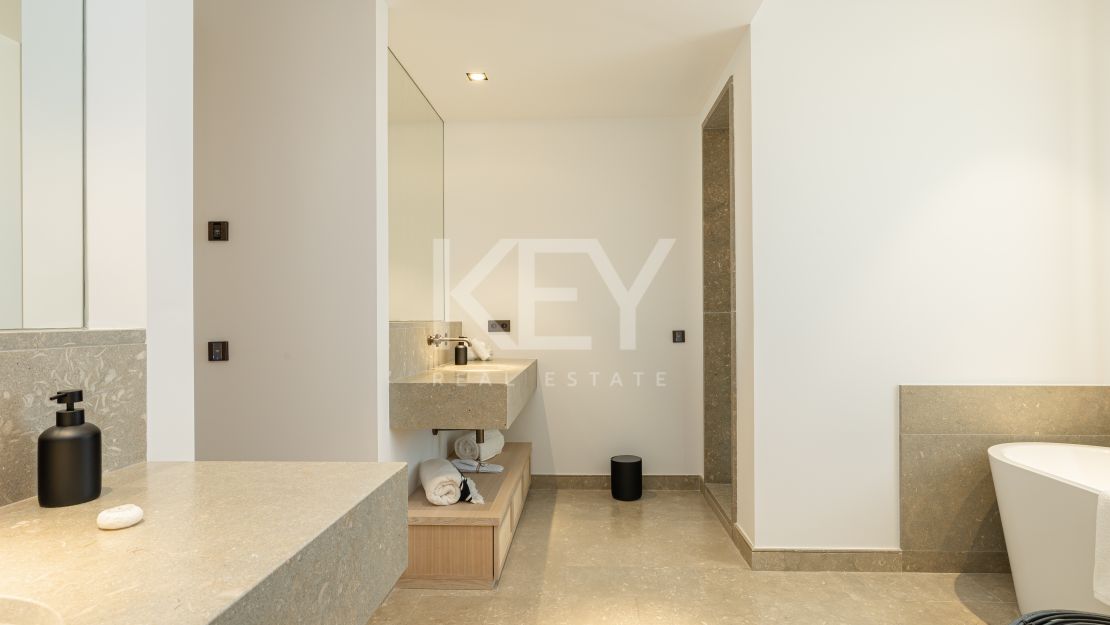 Luxurious first-floor apartment – exclusive living with concierge services in Finca Cortesin, Casares
