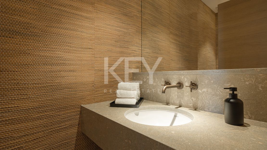 Luxurious first-floor apartment – exclusive living with concierge services in Finca Cortesin, Casares