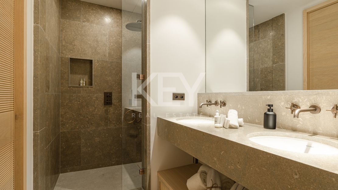 Luxurious first-floor apartment – exclusive living with concierge services in Finca Cortesin, Casares