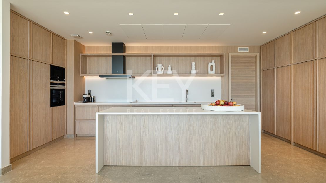Luxurious first-floor apartment – exclusive living with concierge services in Finca Cortesin, Casares