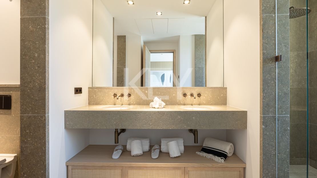Luxurious first-floor apartment – exclusive living with concierge services in Finca Cortesin, Casares