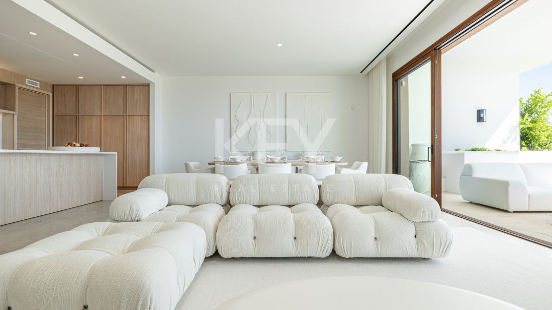 Luxurious first-floor apartment – exclusive living with concierge services in Finca Cortesin, Casares