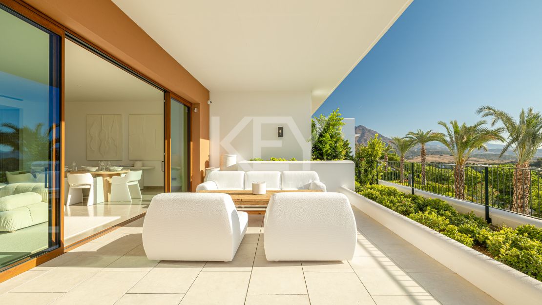 Luxurious first-floor apartment – exclusive living with concierge services in Finca Cortesin, Casares