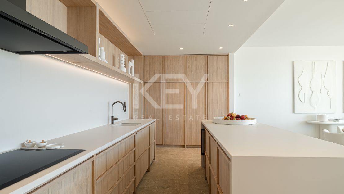 Luxurious first-floor apartment – exclusive living with concierge services in Finca Cortesin, Casares