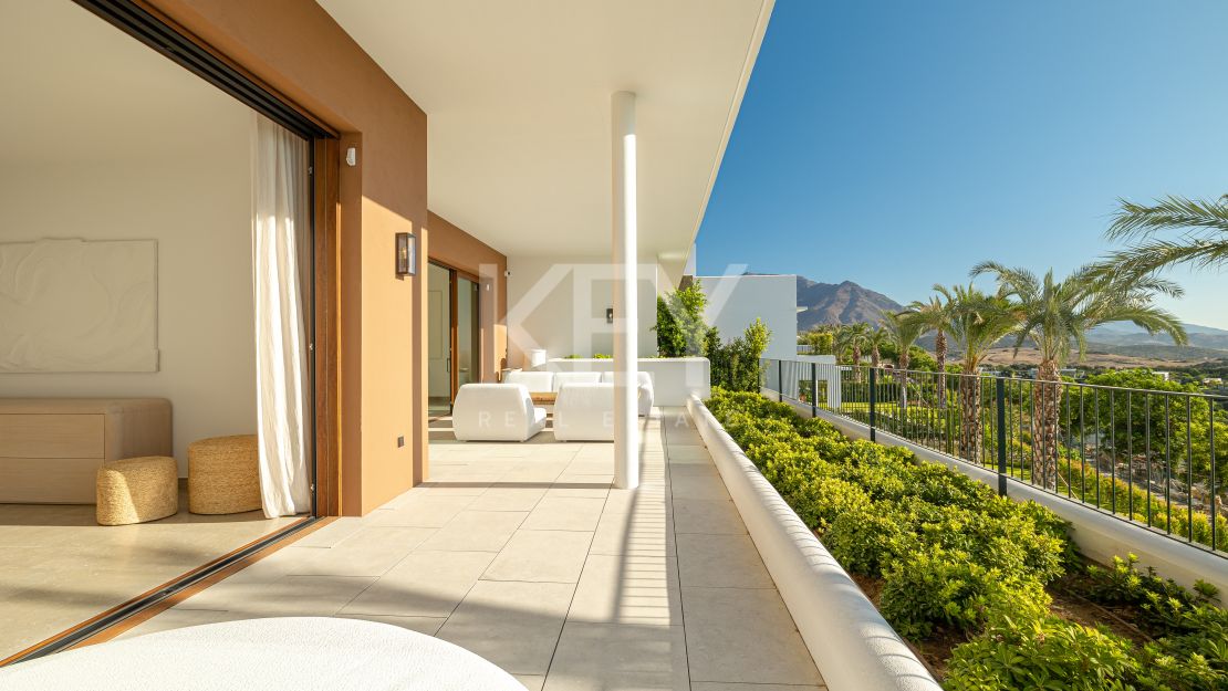 Luxurious first-floor apartment – exclusive living with concierge services in Finca Cortesin, Casares