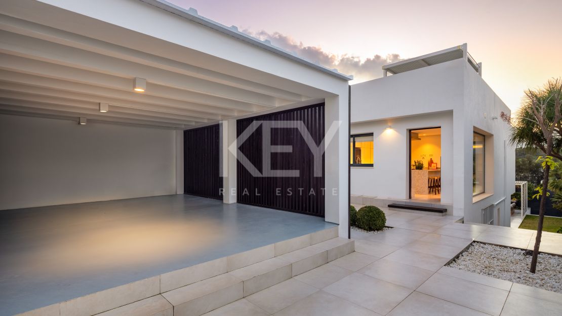 Exclusive frontline golf villa with spectacular views in Nueva Andalucía