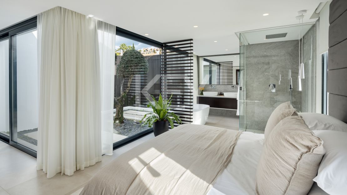 Exclusive frontline golf villa with spectacular views in Nueva Andalucía