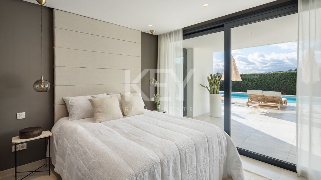 Exclusive frontline golf villa with spectacular views in Nueva Andalucía