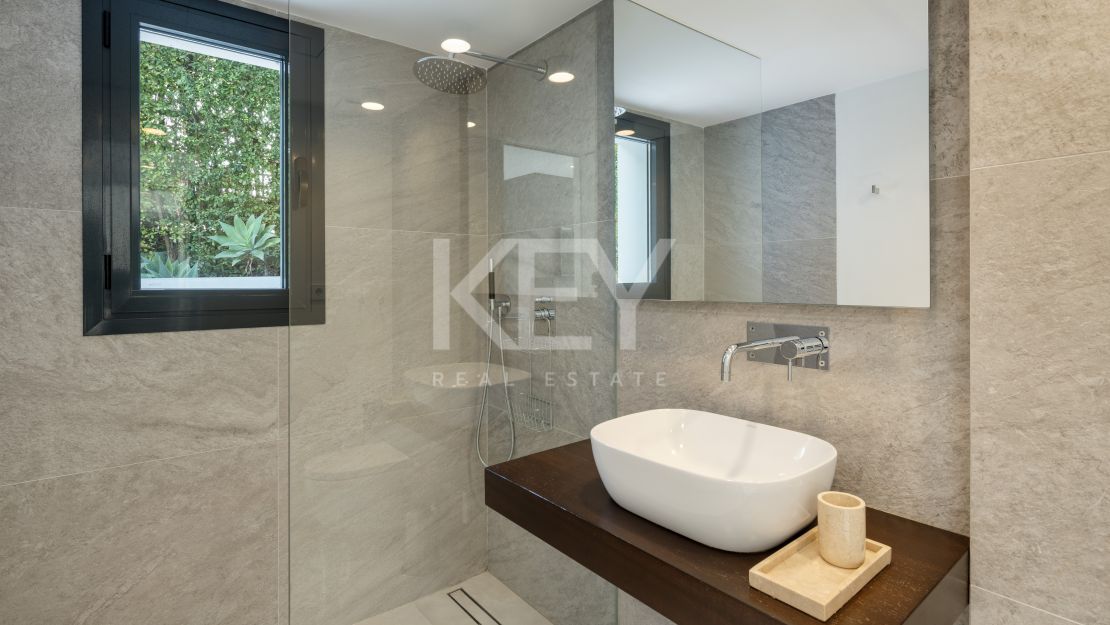 Exclusive frontline golf villa with spectacular views in Nueva Andalucía