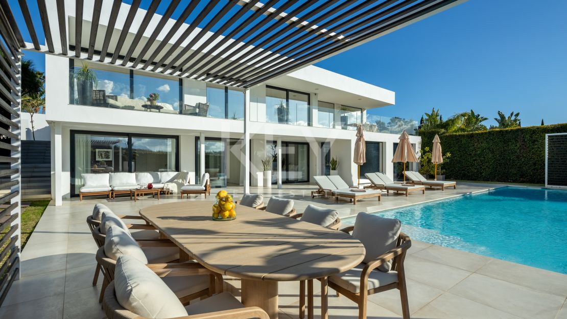 Exclusive frontline golf villa with spectacular views in Nueva Andalucía