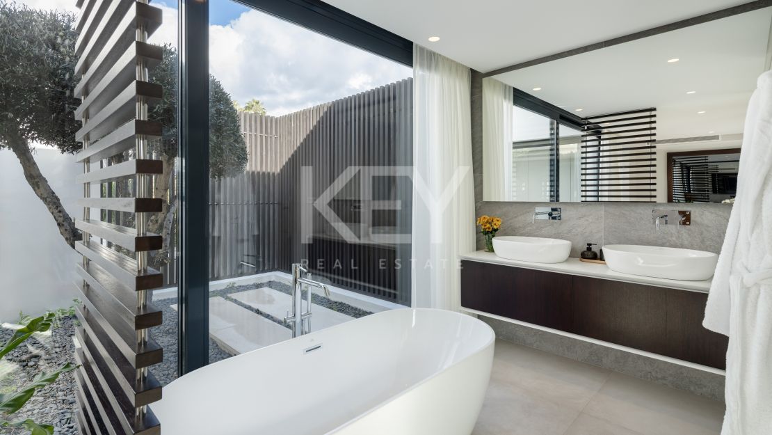 Exclusive frontline golf villa with spectacular views in Nueva Andalucía