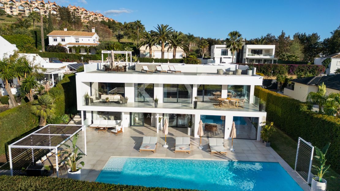 Exclusive frontline golf villa with spectacular views in Nueva Andalucía