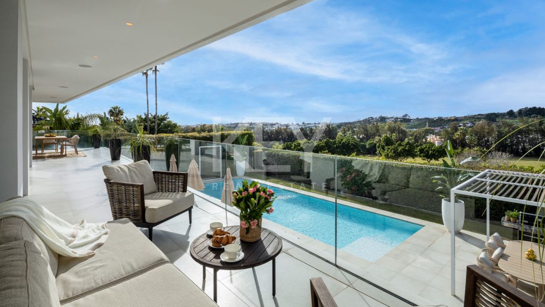 Exclusive frontline golf villa with spectacular views in Nueva Andalucía