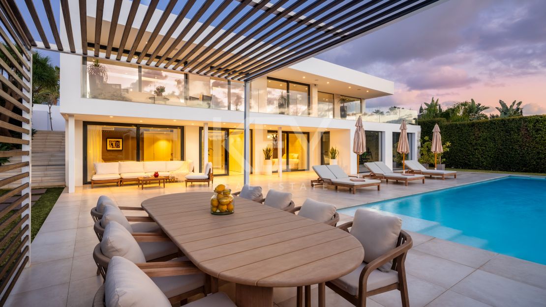 Exclusive frontline golf villa with spectacular views in Nueva Andalucía