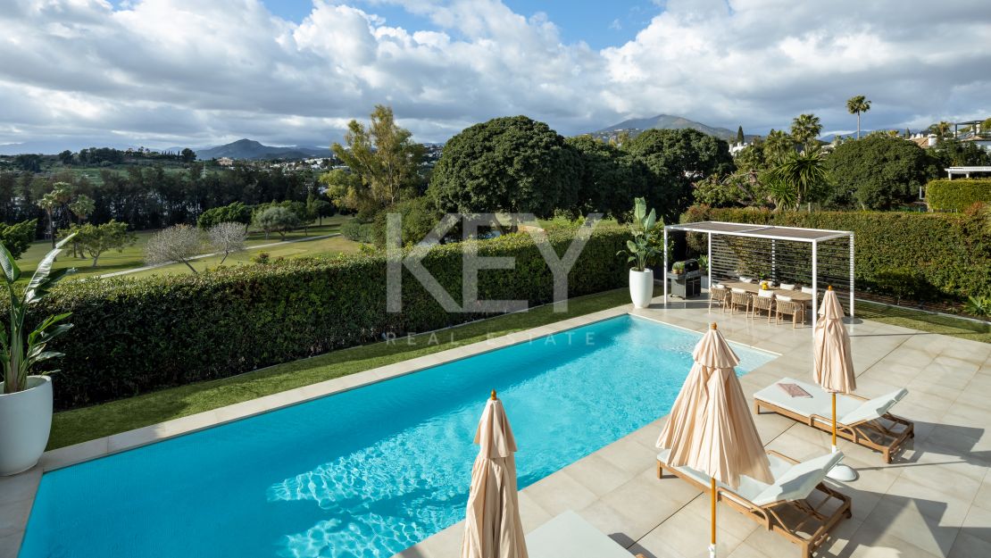 Exclusive frontline golf villa with spectacular views in Nueva Andalucía