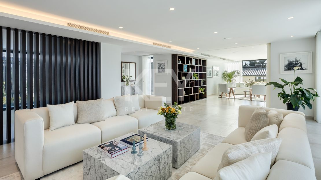 Exclusive frontline golf villa with spectacular views in Nueva Andalucía