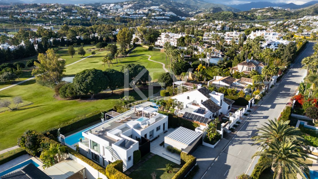 Exclusive frontline golf villa with spectacular views in Nueva Andalucía