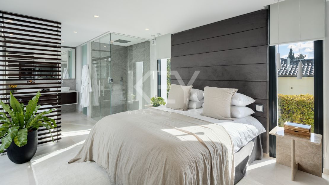 Exclusive frontline golf villa with spectacular views in Nueva Andalucía