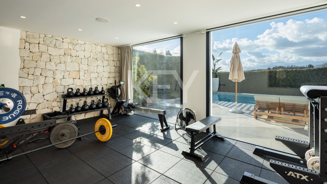 Exclusive frontline golf villa with spectacular views in Nueva Andalucía