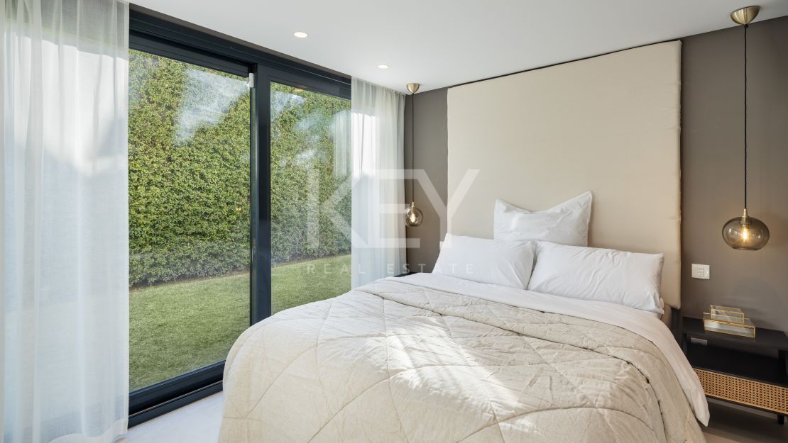 Exclusive frontline golf villa with spectacular views in Nueva Andalucía