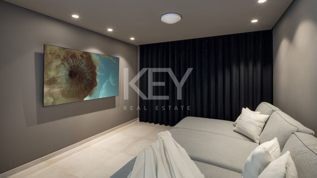 Exclusive frontline golf villa with spectacular views in Nueva Andalucía