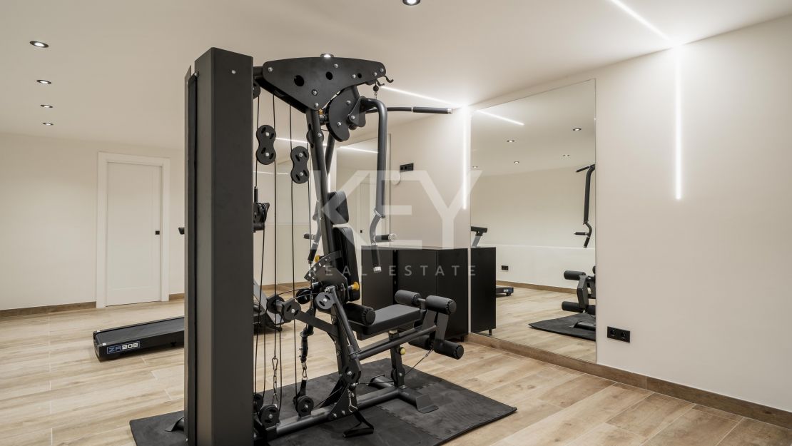 Роскошная вилла с захватывающим видом на море, обращенная на юг, в Нагуэлесе, Марбелья