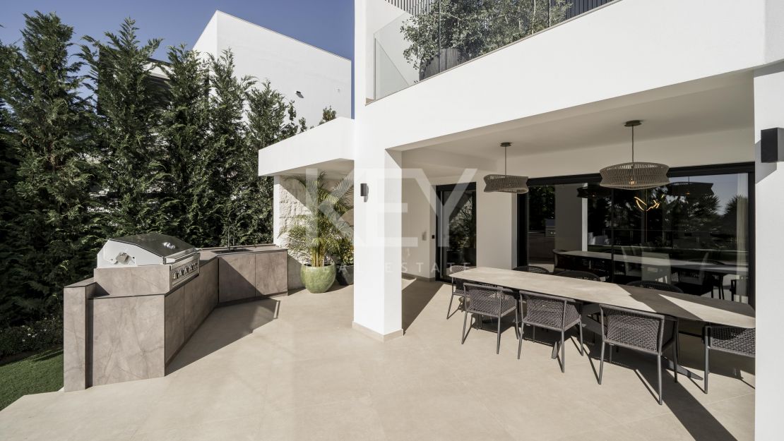 Роскошная вилла с захватывающим видом на море, обращенная на юг, в Нагуэлесе, Марбелья