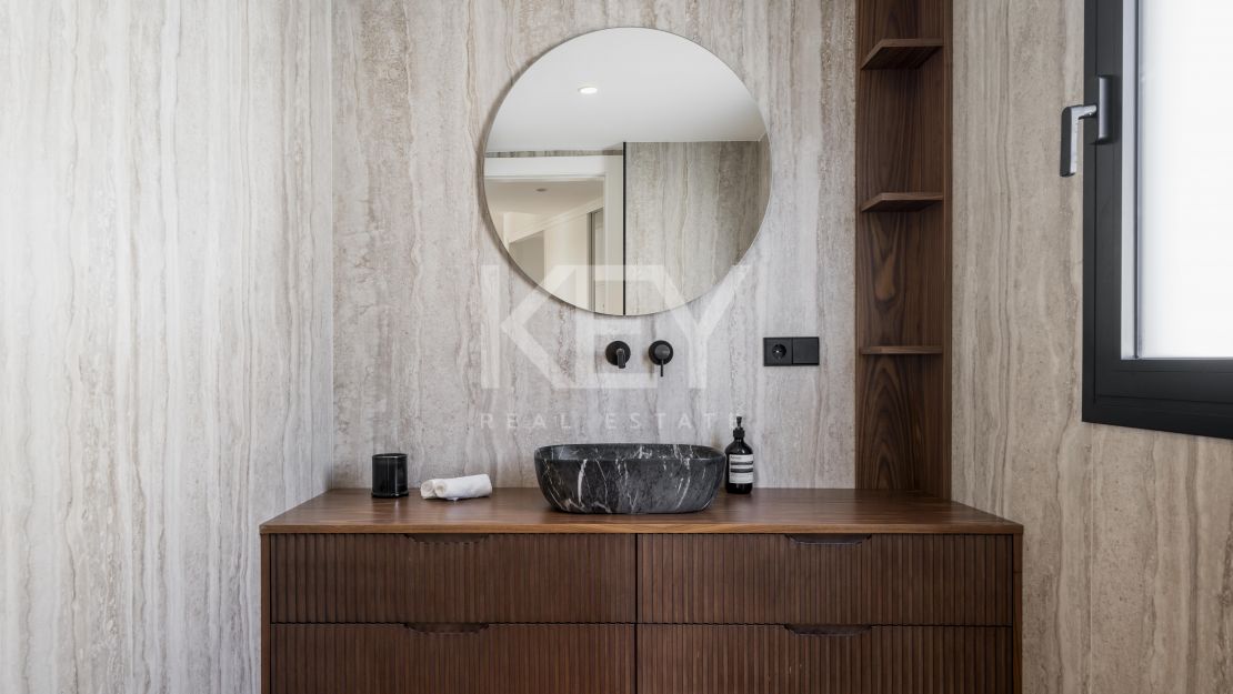 Роскошная вилла с захватывающим видом на море, обращенная на юг, в Нагуэлесе, Марбелья