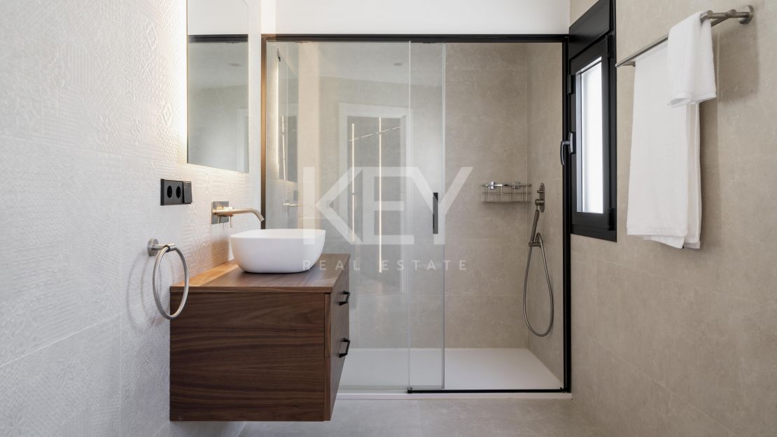 Роскошная вилла с захватывающим видом на море, обращенная на юг, в Нагуэлесе, Марбелья