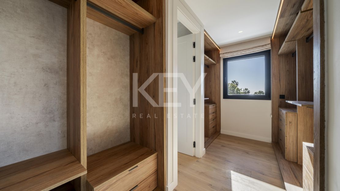 Роскошная вилла с захватывающим видом на море, обращенная на юг, в Нагуэлесе, Марбелья