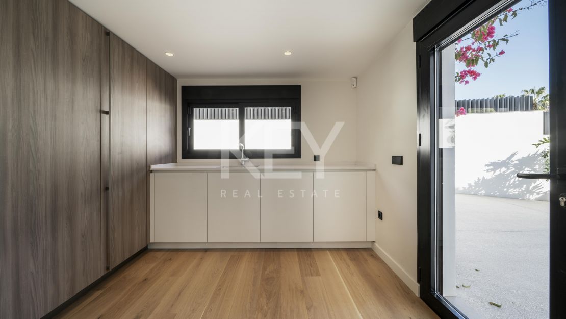 Роскошная вилла с захватывающим видом на море, обращенная на юг, в Нагуэлесе, Марбелья