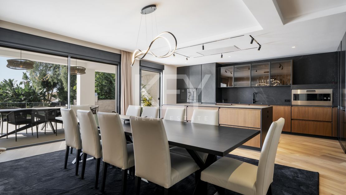 Роскошная вилла с захватывающим видом на море, обращенная на юг, в Нагуэлесе, Марбелья