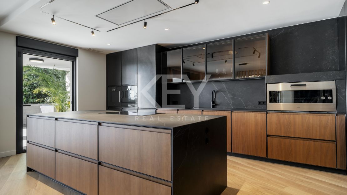 Роскошная вилла с захватывающим видом на море, обращенная на юг, в Нагуэлесе, Марбелья