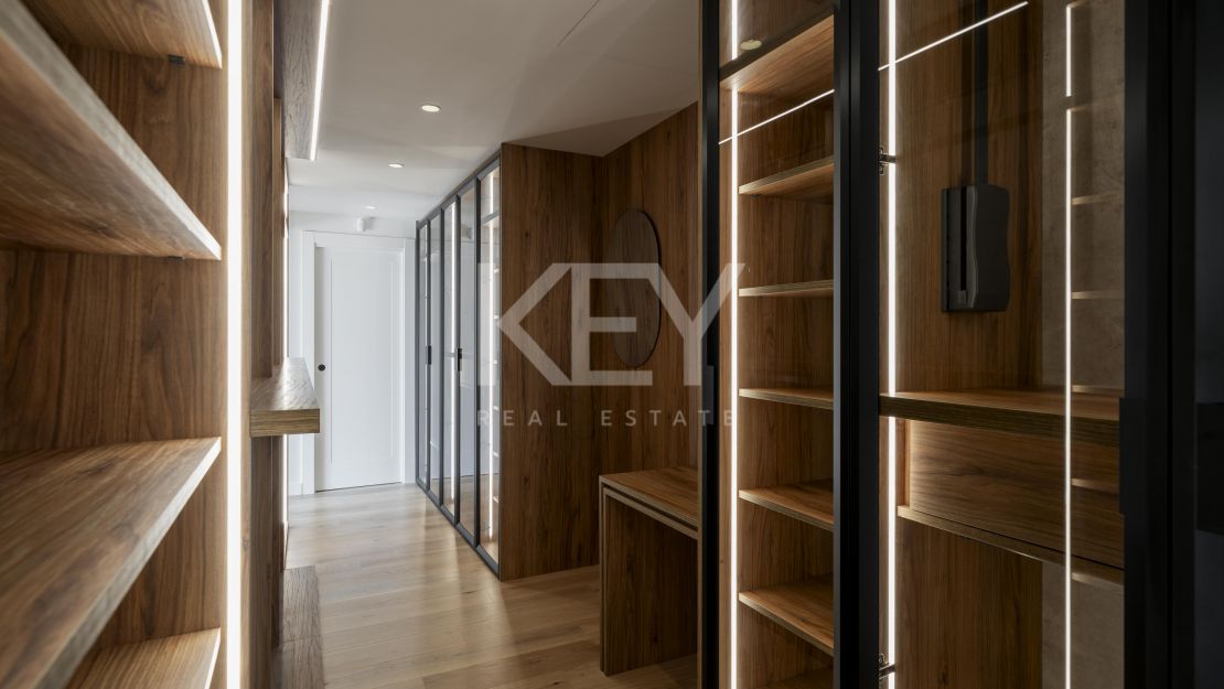 Роскошная вилла с захватывающим видом на море, обращенная на юг, в Нагуэлесе, Марбелья