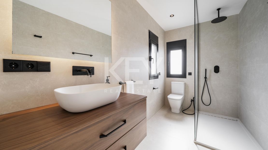 Роскошная вилла с захватывающим видом на море, обращенная на юг, в Нагуэлесе, Марбелья