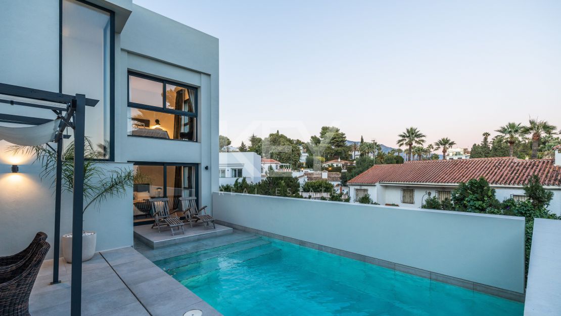 Villa contemporánea de 3 dormitorios con gimnasio en la azotea en una ubicación privilegiada en Nueva Andalucía