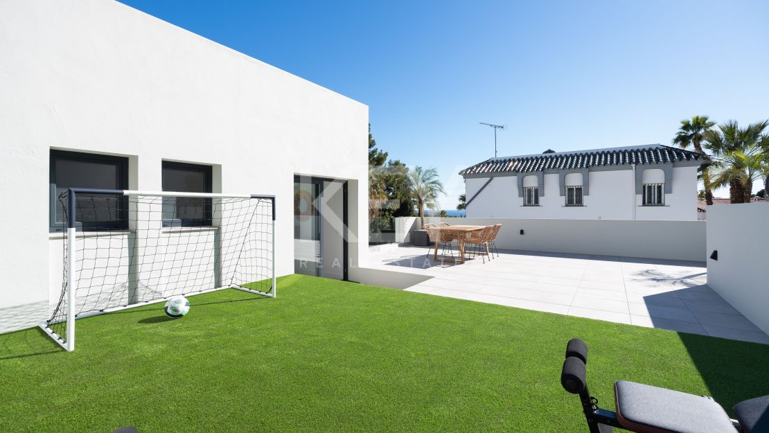 Villa contemporánea de 3 dormitorios con gimnasio en la azotea en una ubicación privilegiada en Nueva Andalucía