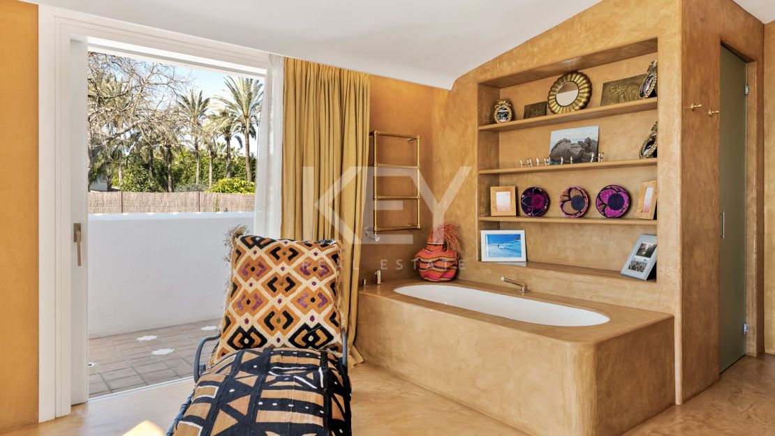 Villa de lujo frente a la playa en Los Verdiales, Marbella Golden Mile